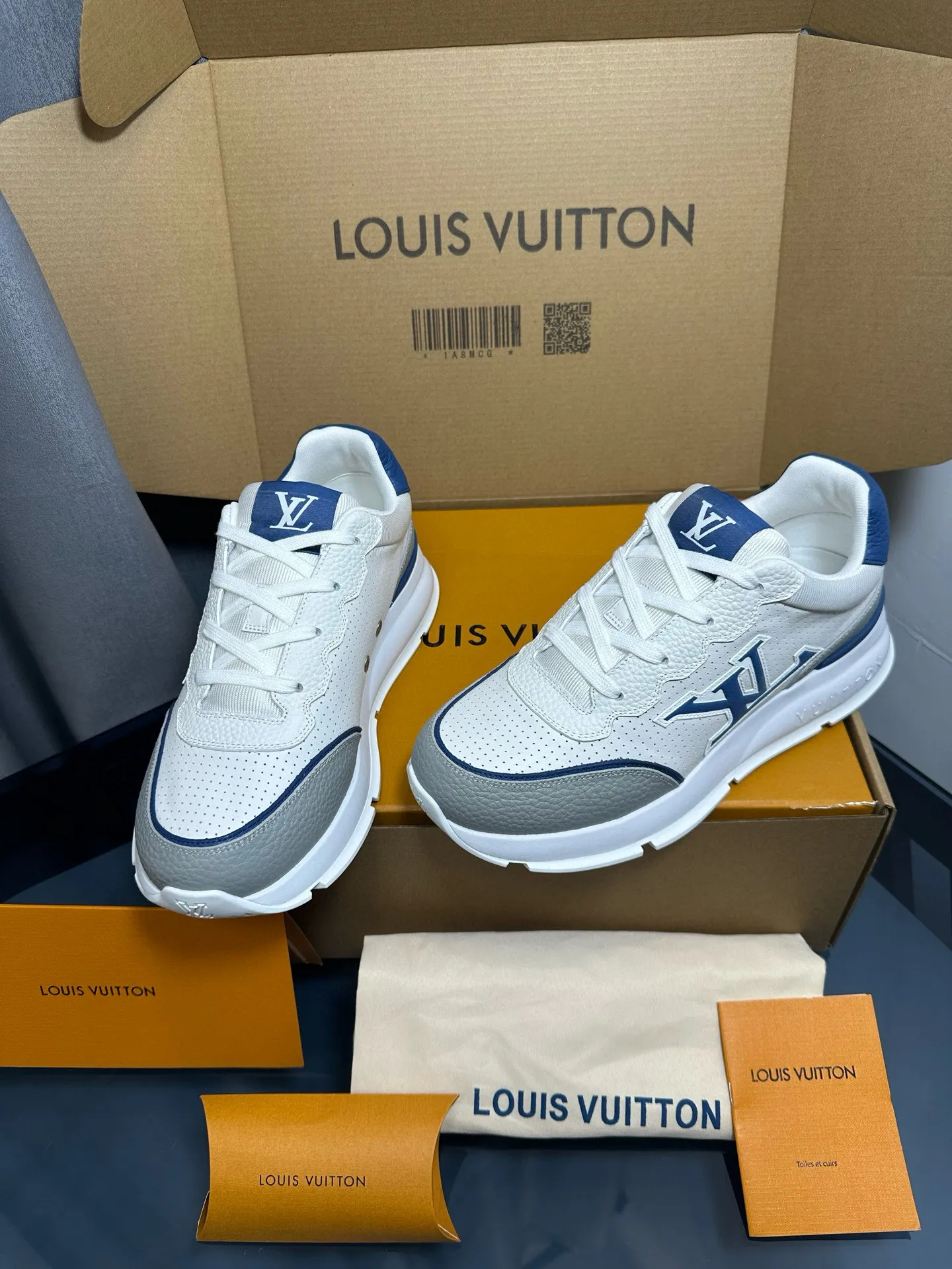 Factory price: 700💰🌈LV | Louis Vuitton 2025𝐬𝐬 🧡💚2025 spring and summer new style top version‼ ️The original version is the same. The counter focuses on the latest casual shoes and new hard goods🆕 ❥Purchasing agent level! Full of high-end feel! A popular model among bloggers at home and abroad, it’s retro and fashionable, and looks stunning on your feet! Wear a lot of happiness! The official website's main recommendation★ ━━━━━ ЅᏇєєt ━━━━━ ▪️Upper: Original custom-made imported calfskin fabric ▪️Inner: breathable gauze imported from Italy ▪️Outsole: rubber foam ➕t men's men's shoes 💰u high-end outsole ▪️Color: nine colors available ▪️Shoe size: 35-44, (45, 46 customized)